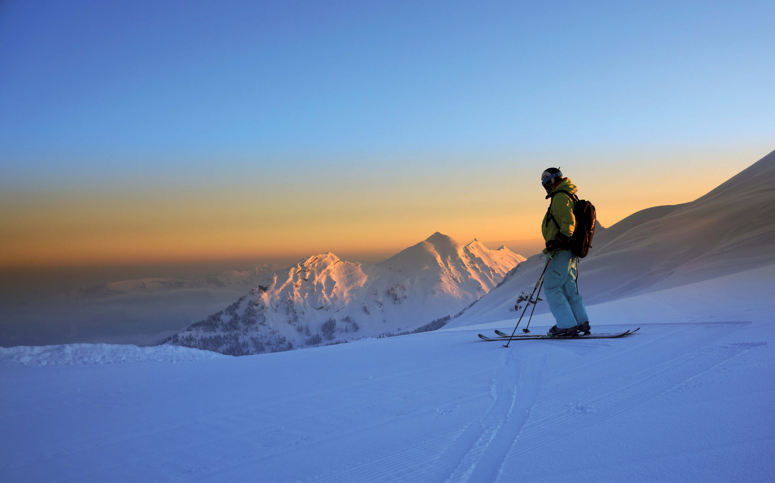 Bregenzerwald Skifahren Skifahrer bei Dämmerung