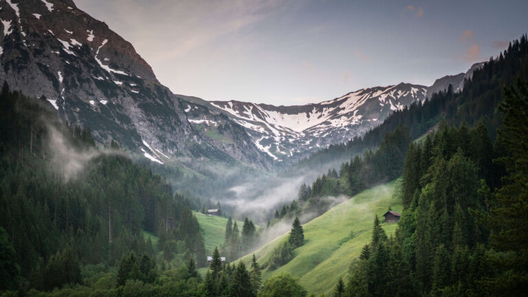 Bergkette im Nebel