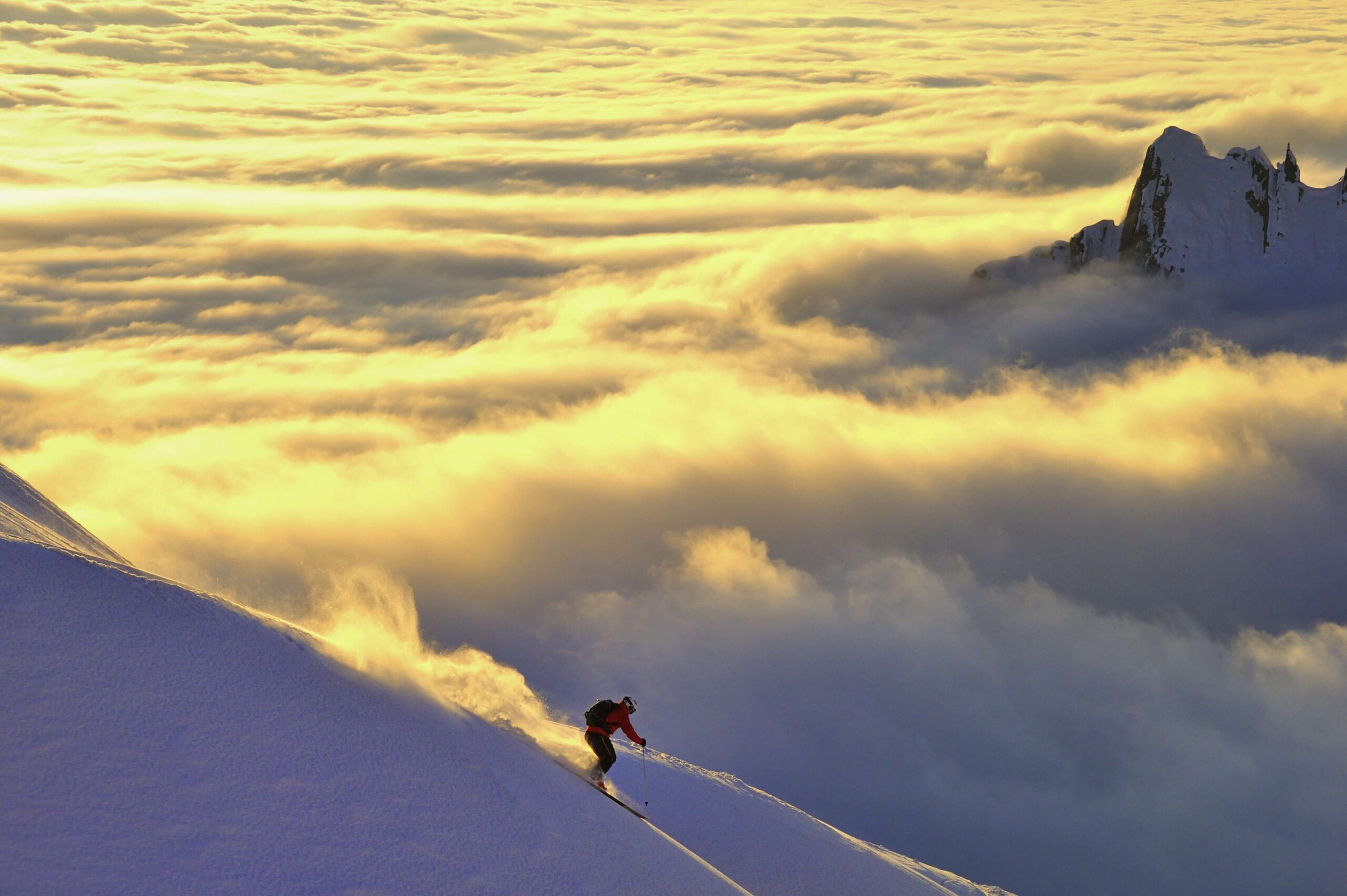Skifahrer über der Wolkendecke