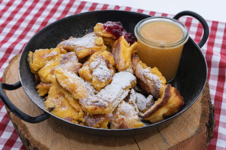 Kitzbüheler Alpen Ferienregion Hohe Salve Kaiserschmarrn Kaiserschmarrn mit Apfelmus